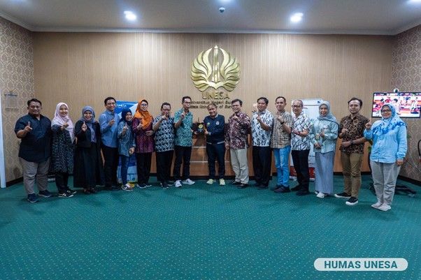 Jajaran pimpinan dan pejabat rektorat UNESA bersama perwakilan Pemkab Berau usai MoU pengembangan olahraga.