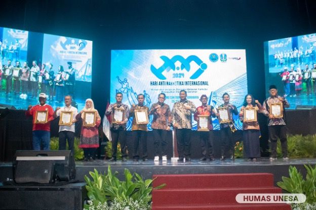 UNESA dan sejumlah lembaga lainnya menerima penghargaan dari BNNP Jatim atas komitmen menjalankan program P4GN. 