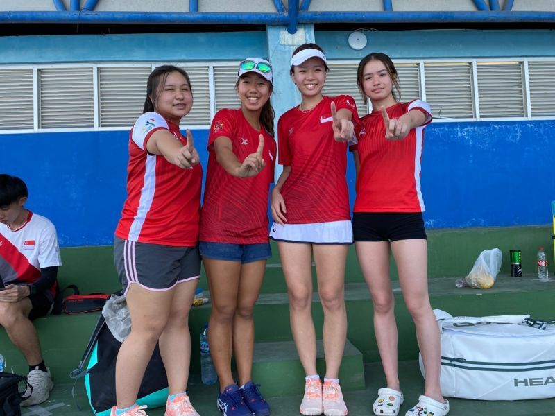 Kay Shan Tammy, atlet tenis Singapura (dua dari kanan-bertopi tanpa kacamata) bersama teman-teman satu timnya di sebelum berlaga di Lapangan Tenis FIKK UNESA.