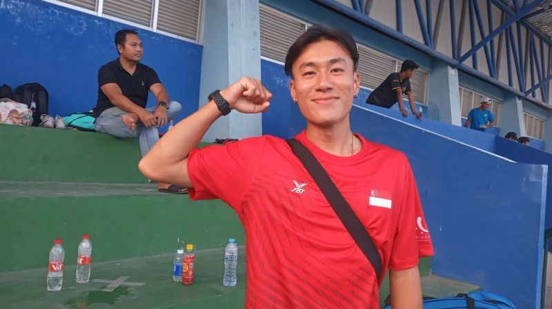 Max Jing Xuyeo atlet Tenis Singapura usai laga tenis di Lapangan Tenis FIKK UNESA.