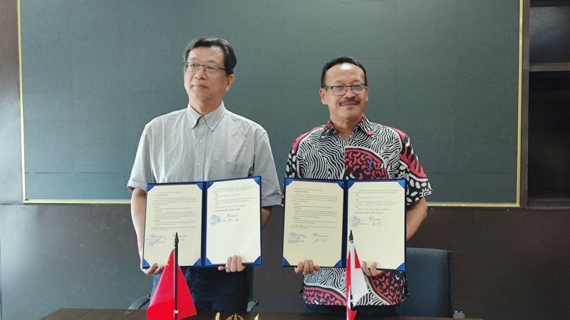 Pimpinan UNESA dan Hebei Art and Design Academy menunjukkan komitmen kerja sama dalam bentuk penandatanganan MoU di UNESA.