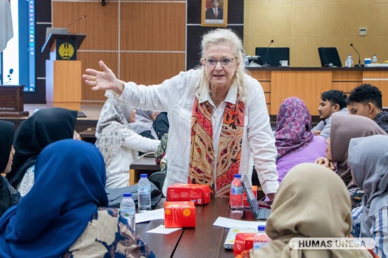 Keseruan workshop tentang pendekatan STEM Labschool UNESA bersama Profesor Ledger, pakar pendidikan dari The University of Newcastle, Australia.