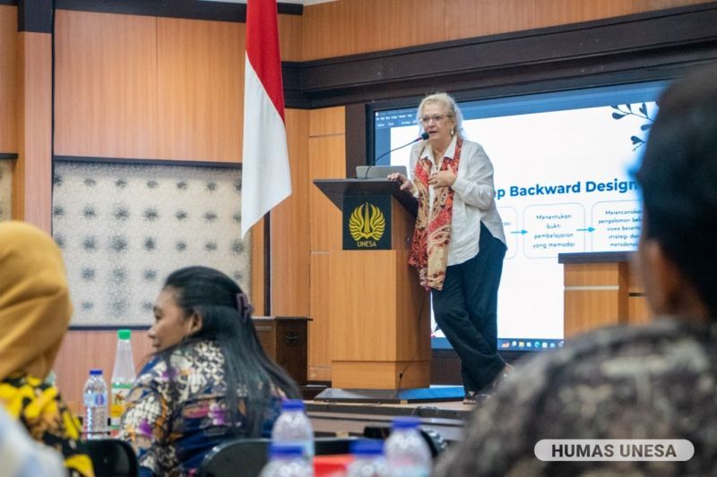 Para guru dan siswa Labschool UNESA aktif mendiskusikan isu mutakhir seputar dunia pendidikan dan pembelajaran bersama pakar dari Negeri Kanguru tersebut.