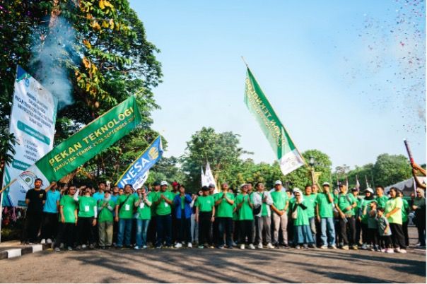 Puncak Pekan Teknologi Fakultas Teknik dimulai dengan jalan sehat bersama seluruh pimpinan dan civitas UNESA.