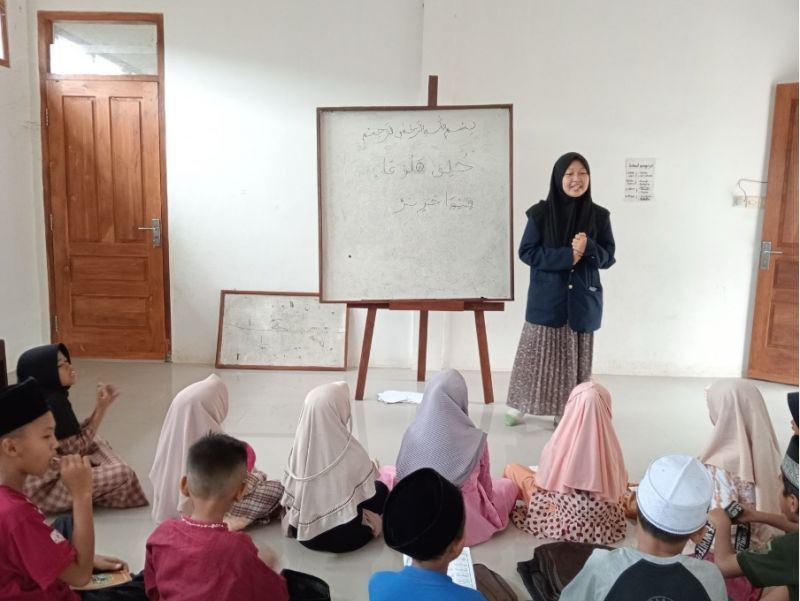 Suasana kegiatan belajar dan pembelajaran siswa yang dilakukan tim BKM UKKI Unesa.