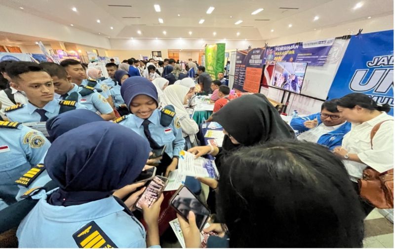 Booth Unesa dipadati peserta pelajar dan guru di Madiun yang mengambil brosur dan mempertanyakan seputar selayang pandang tentang Unesa.