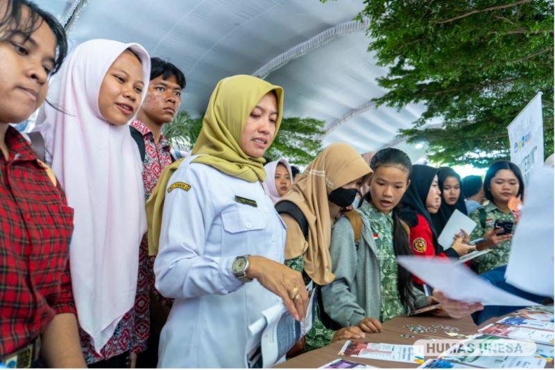 Tak kalah ramainya, kepala sekolah dan guru tampak menemani para siswanya untuk mendapatkan informasi jalur penerimaan dan prodi yang ada di Unesa pada sosialisasi dan penganalan kampus di Ngawi.