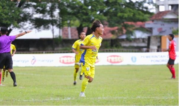 Selebrasi tim Unesa FC setelah memastikan kemenangan penentu menuju babak 16 Besar Liga 4 PSSI Jatim.