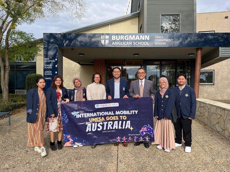 Mahasiswa UNESA berfoto bersama di sekolah Burgmann Anglican School Canberra, Australia