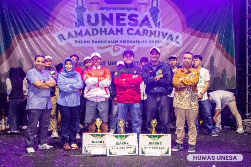 Pemenang lomba Impersonate Cak Hasan pose bersama Wakil Rektor Bidang 1 Prof. Dr. Madlazim, M.Si., (paling kanan) Ketua DWP UNESA Hj, Endah Purnomowati Nurhasan, M.Pd, (dua dari kiri) dan Direktur Kemahasiswaan dan Alumni Dr. Muhamad Sholeh, M.Pd., (paling kiri) 