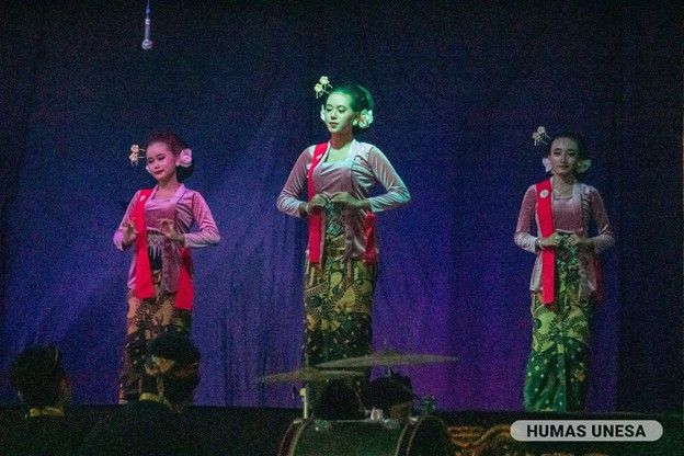 Pertunjukan ludruk dan kethoprak oleh mahasiswa prodi Pendidikan Bahasa dan Sastra Jawa FBS