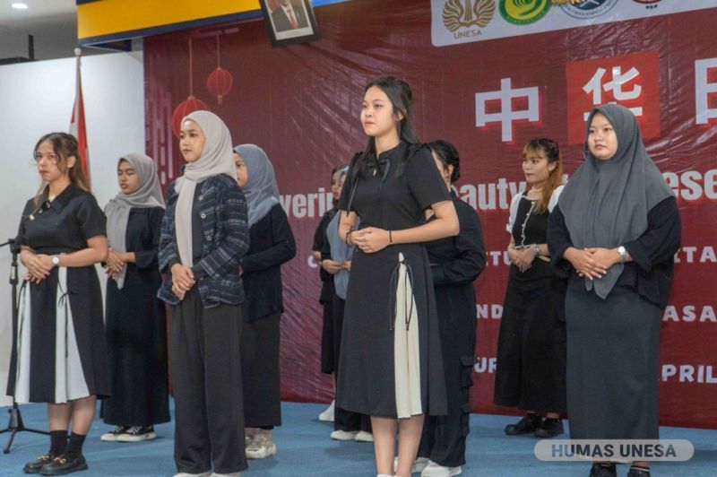 Peserta menunjukkan kemampuan mereka dalam lomba paduan suara peringatan Chinese Language Day