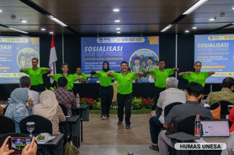 Peragaan Senam Guru Indonesia di hadapan pimpinan UNESA dan para stakeholder pendidikan