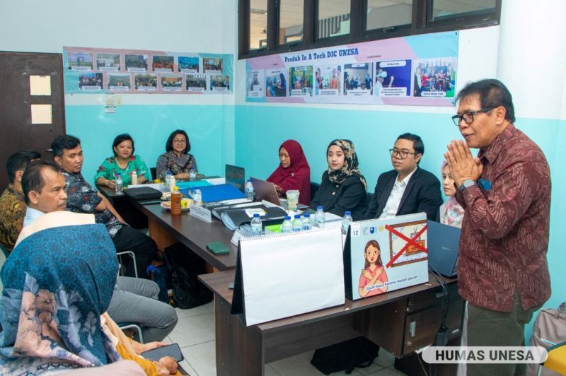 Tim Direktorat Disabilitas UNESA memaparkan sejumlah inovasi dan layanan disabilitas kepada dua guru besar dari DRTPM.