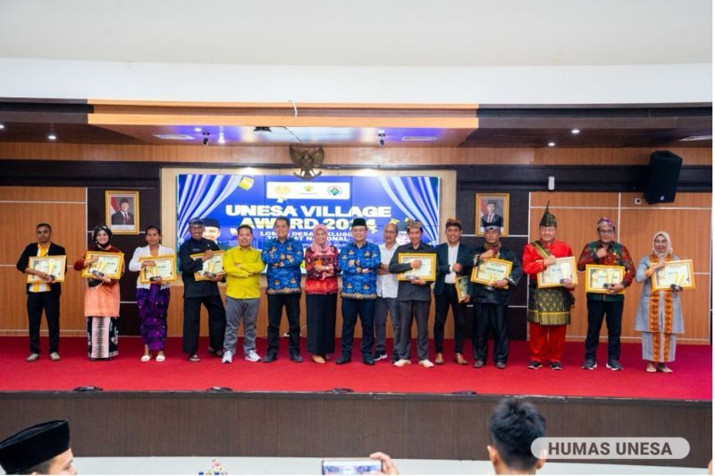 Sepuluh desa finalis lomba desa inklusif tingkat nasional mendapatkan penghargaan dan apresiasi dari UNESA. Mereka berpose bersama Kepala BPSDM, Kementerian Desa dan Pembangunan Daerah Tertinggal Republik Indonesia dan jajaran pimpinan UNESA pada sesi awarding di Auditorium lantai 11 Rektorat.