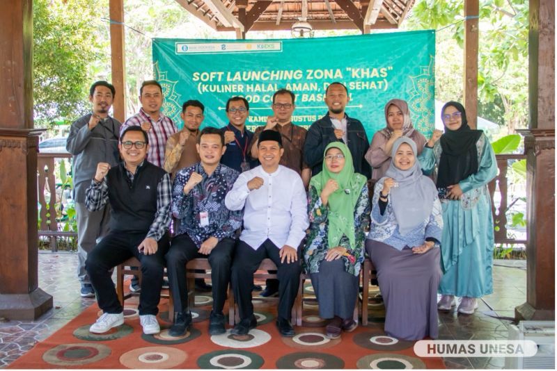 Jajaran direktur-subdirektur selingkung UNESA bersama mitra dalam soft launching Zona KHAS di Kampus Ketintang.