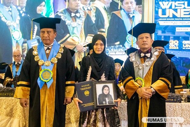 Nur Malinda membawa foto dan ijazah kakaknya didampingi Rektor UNESA Cak Hasan dan Dekan FEB Anang Kistyanto. UNESA memberikan santunan kepada keluarga almarhumah Nur Ifiana.